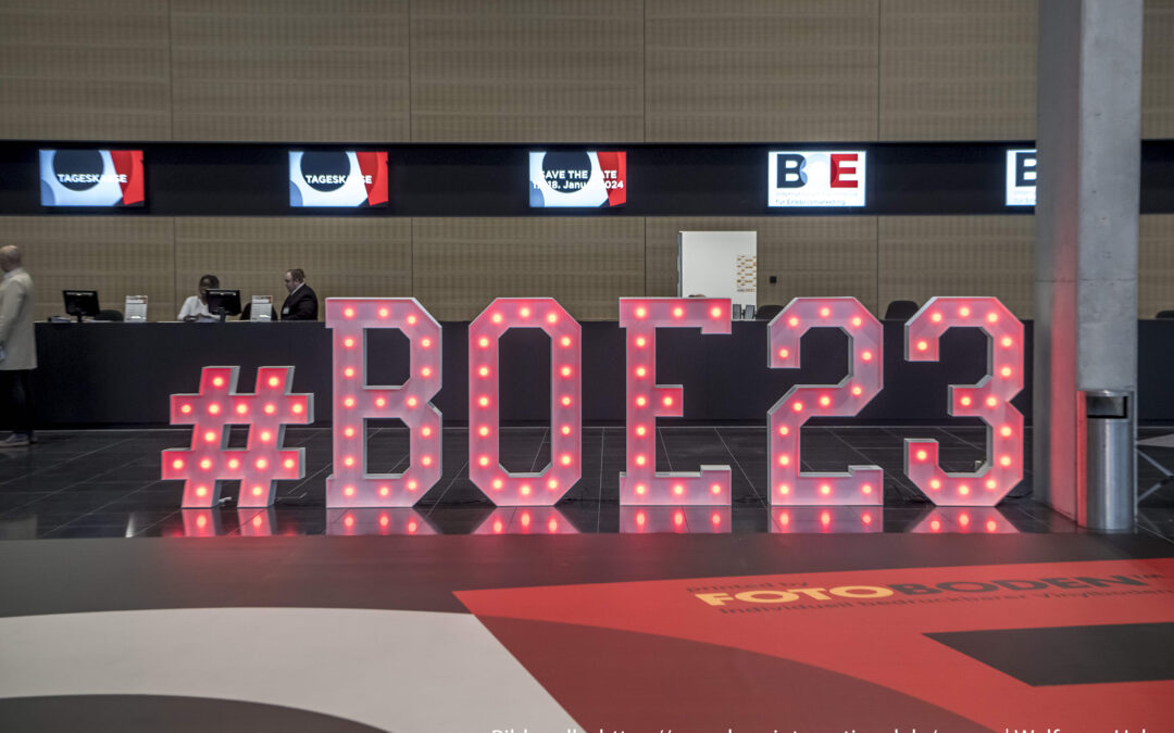 Eingangsbereich BOE mit leuchtendem Schriftzug # BOE 23