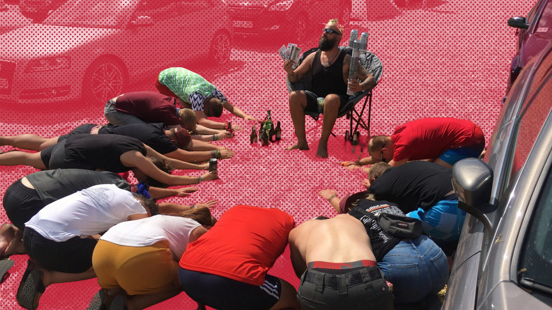 Team stellt die Huldigung eines King of Festival dar, ein Mann sitzt als König im Campingstuhl, Freunde verbeugen sich auf den Boden liegend