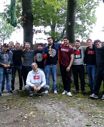 Foto zeigt einen Teil der Kliemannsland Crew, bekannt durch YouTube - Siegerehrung nach erfolgreicher Scavenger Hunt