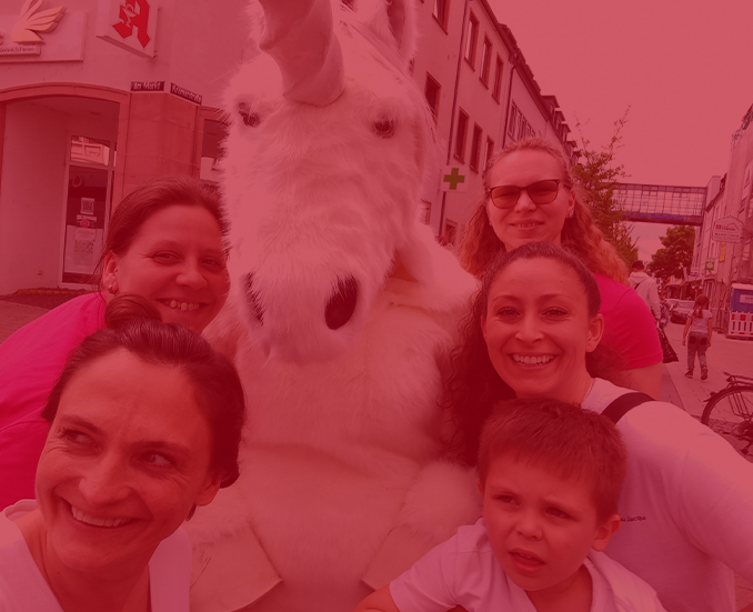 Bild mit rotem Overlay - Hanau Team mit dem Einhorn-Maskottchen in der Innenstadt