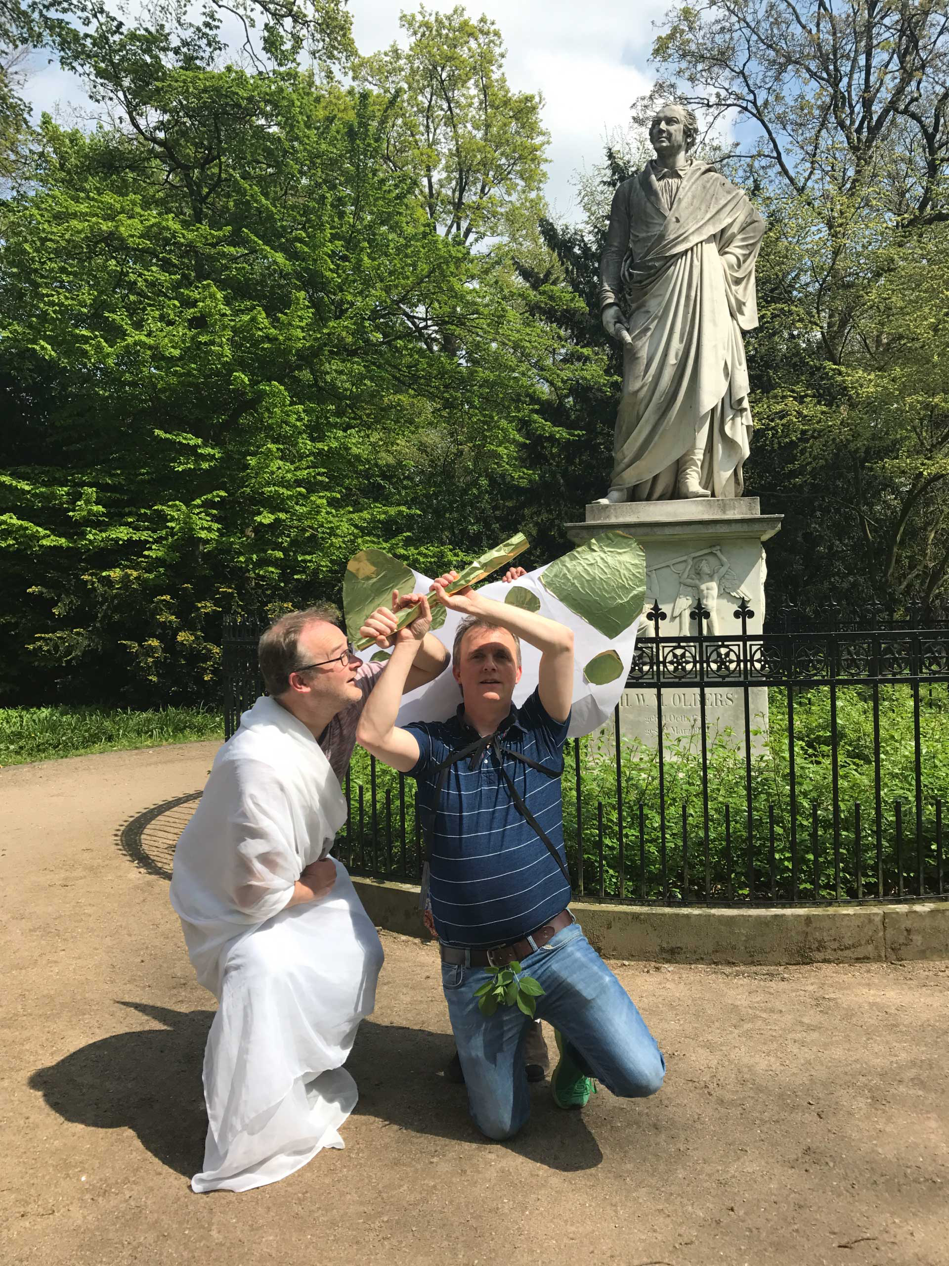 Scavenger Hunt Bremen Zwei Herren in Kostüm vor einem Denkmal