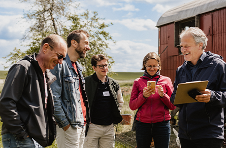 Team in Aktion Gruppe von Menschen, die sich mit den Scavenger Hunt Aufgaben befassen und lachen