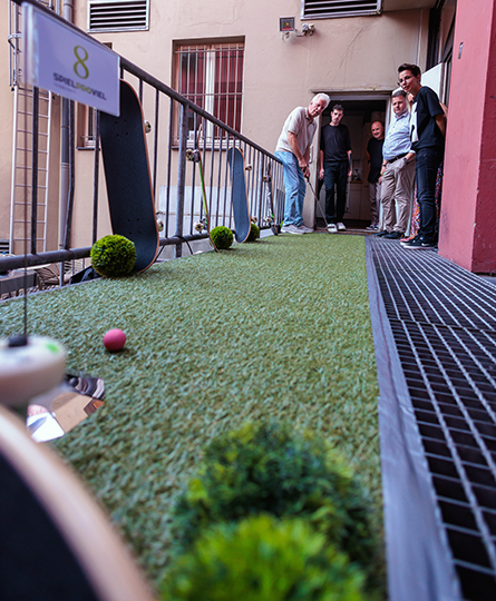 Bürogolf geht auch draußen oder auf dem Balkon