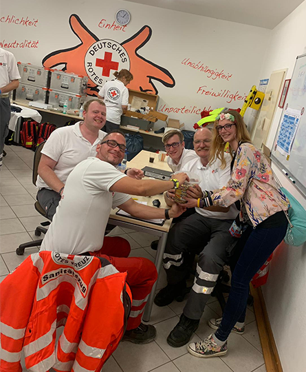 Auf der Sanitäterstation des Open Flair: ein Team bringt dem Ersthelferteam Süßigkeiten als Dankeschön für ihre Arbeit