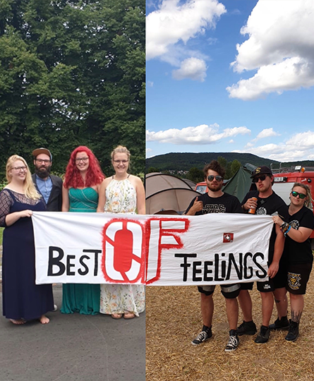 Bild ist ein Side by side eines Teams, rechts auf dem Festivalcampingplatz, links bei einer privaten Feier in festlicher Kleidung. Sie halten ein Banner, dass beide Fotos verbindet