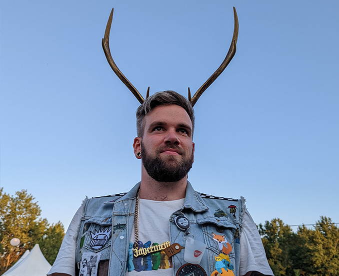 Festivalbesucher mit Geweih und Jägermeisterkette