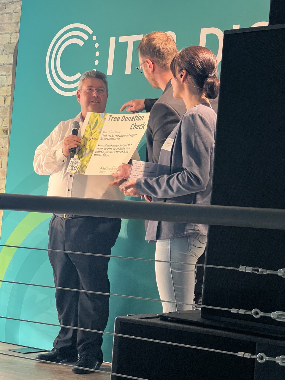 Gemeinschaftsziel ortsübergreifend erreicht Symbolische Pflanzungsurkunde vor der Baumübergabe