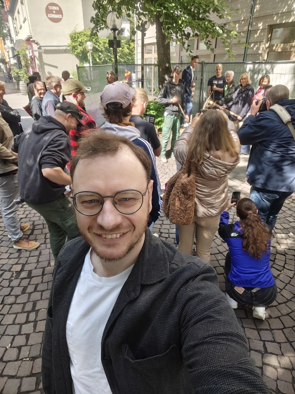 Gruppe von Menschen, die sich mit den Scavenger Hunt Aufgaben befassen und lachen