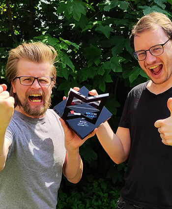 Scotty und Malte mit MAX Award und Jubelpose