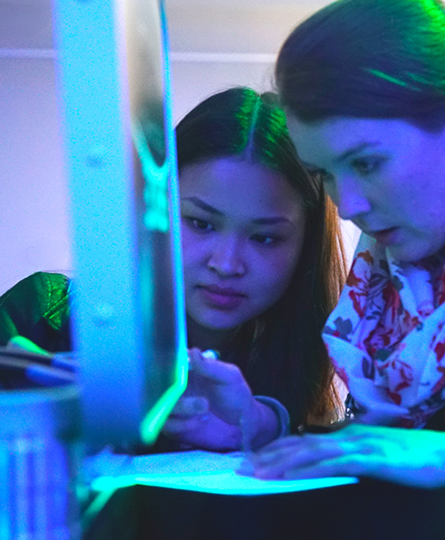 gemeinsam rätseln beim SPACE ESCAPE