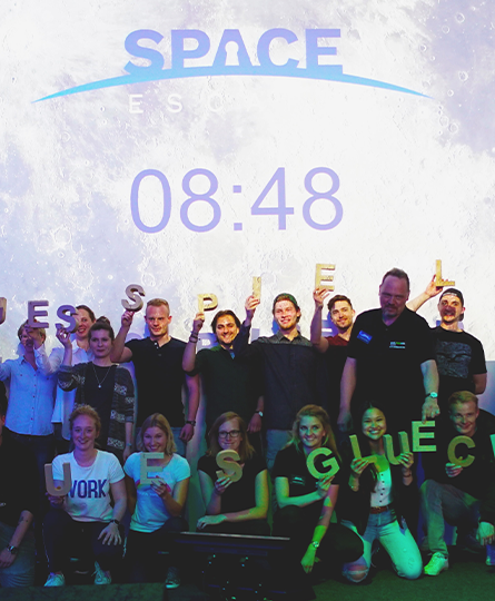 SPACE ESCAPE geschafft! Feiert den Team-Erfolg!