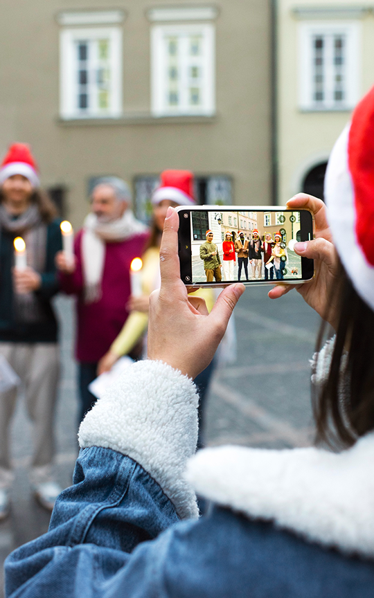 Videochallenge Weihnachtsfeier Frau filmt eine Weihnachtliche Video-Challenge mit Smartphone