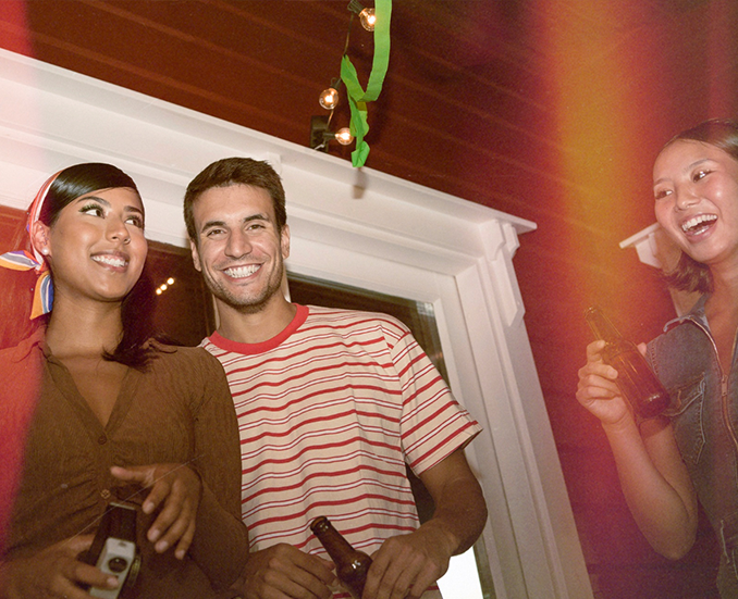 Team Weihnachtsfeier 3 junge Menschen in Partylocation